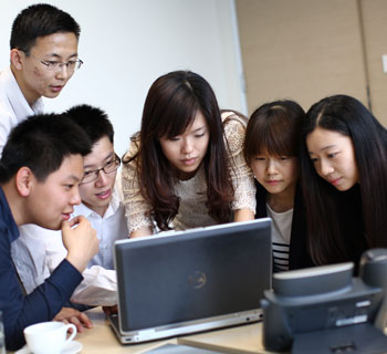 preview-group-at-computer preview-group-at-computer