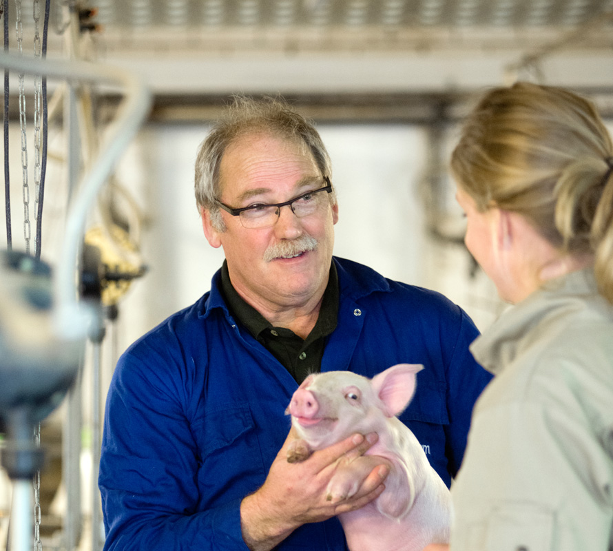 inpage-swine-consultant-holding-pig
