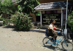 inpage-wfp-indonesia-girl-bike
