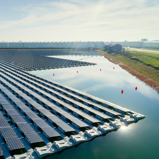 Insulating floating solar panels