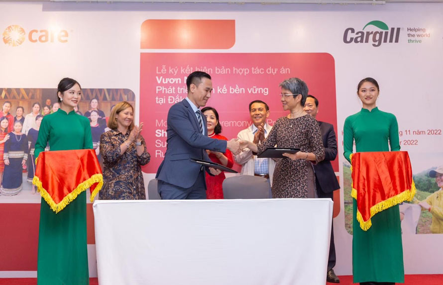 Mr. Luan Nguyen, President Cargill Vietnam exchanges newly signed MoU with CARE International Country Director Ms Le Kim Dung at a ceremony in Hanoi