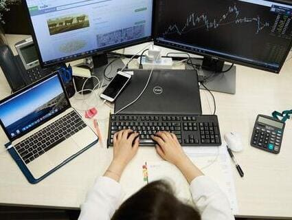 woman working on computer woman working on computer