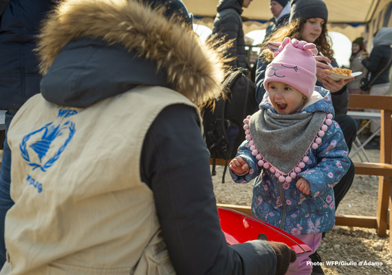 Moldova, Palanca, Ștefan Vodă District, 17 March 2022  In the Photo: Eugenya (3) playing with Irene Pazzano, WFP Supply Chain Retail and Market Officer. Eugenya and her mother Alla (27), fleeing the conflict in Ukraine, receive hot meals and snacks at the