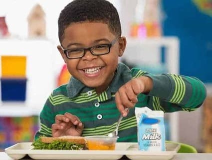 kid eating school lunch