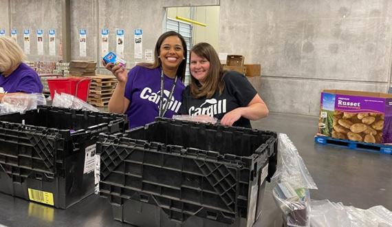 Cargill employees volunteering at food bank