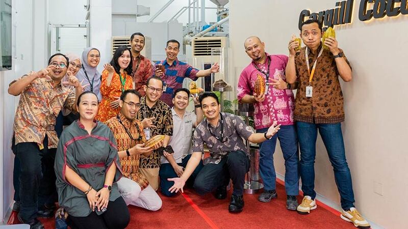 Team of Cargill employees holding cocoa seeds. Team of Cargill employees holding cocoa seeds.