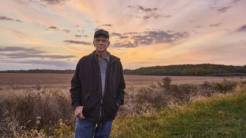 A farmer stands in front of a field of corn and discusses the bioeconomy. A farmer stands in front of a field of corn and discusses the bioeconomy.