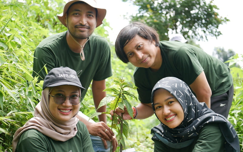 Cargill and local farmers collaborate in conservation monitoring of 10,000 trees in village forest