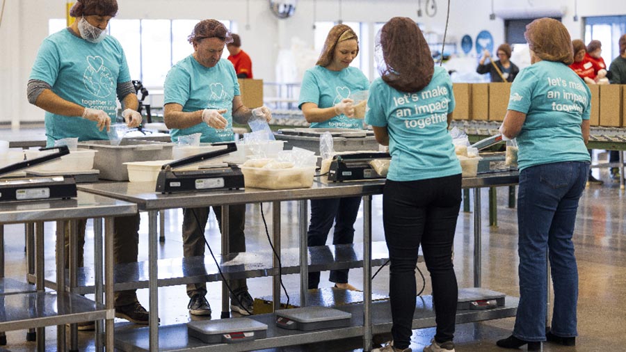 A group of Cargill employees volunteering.