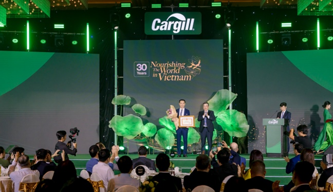 Trưởng Đại diện Cargill Việt Nam, ông Nguyễn Bá Luân đón nhận Bằng khen từ Thứ trưởng Bộ Nông nghiệp & Môi trường, ông Hoàng Trung. Trưởng Đại diện Cargill Việt Nam, ông Nguyễn Bá Luân đón nhận Bằng khen từ Thứ trưởng Bộ Nông nghiệp & Môi trường, ông Hoàng Trung.