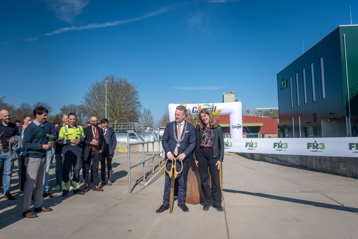 Des officiels et des représentants de Cargill participent à une cérémonie de coupure de ruban à l'occasion de l'ouverture de l'usine de production FR3® à Gouda. Des officiels et des représentants de Cargill participent à une cérémonie de coupure de ruban à l'occasion de l'ouverture de l'usine de production FR3® à Gouda.