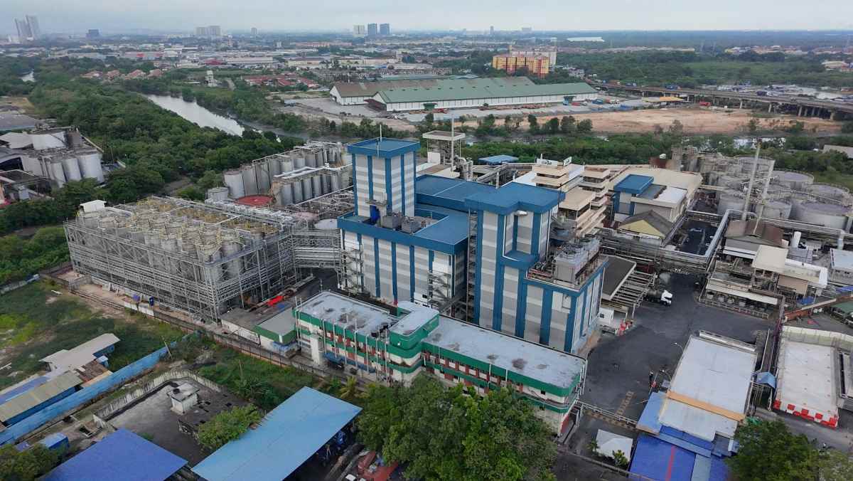 Aerial view of Cargill’s edible oil and specialty fats production facility in Port Klang, Malaysia, showing industrial buildings, storage tanks, and surrounding infrastructure.