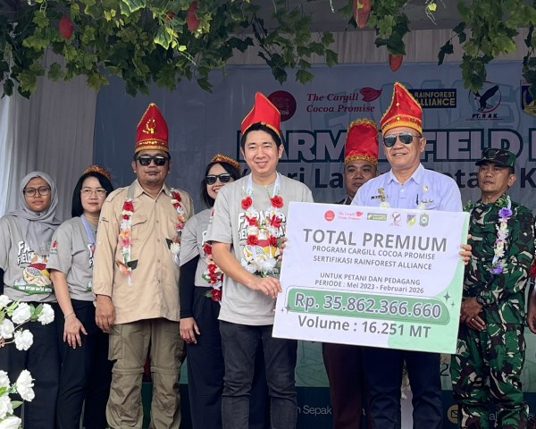 Premium handover to Certificate Holder for Central Sulawesi Farmers