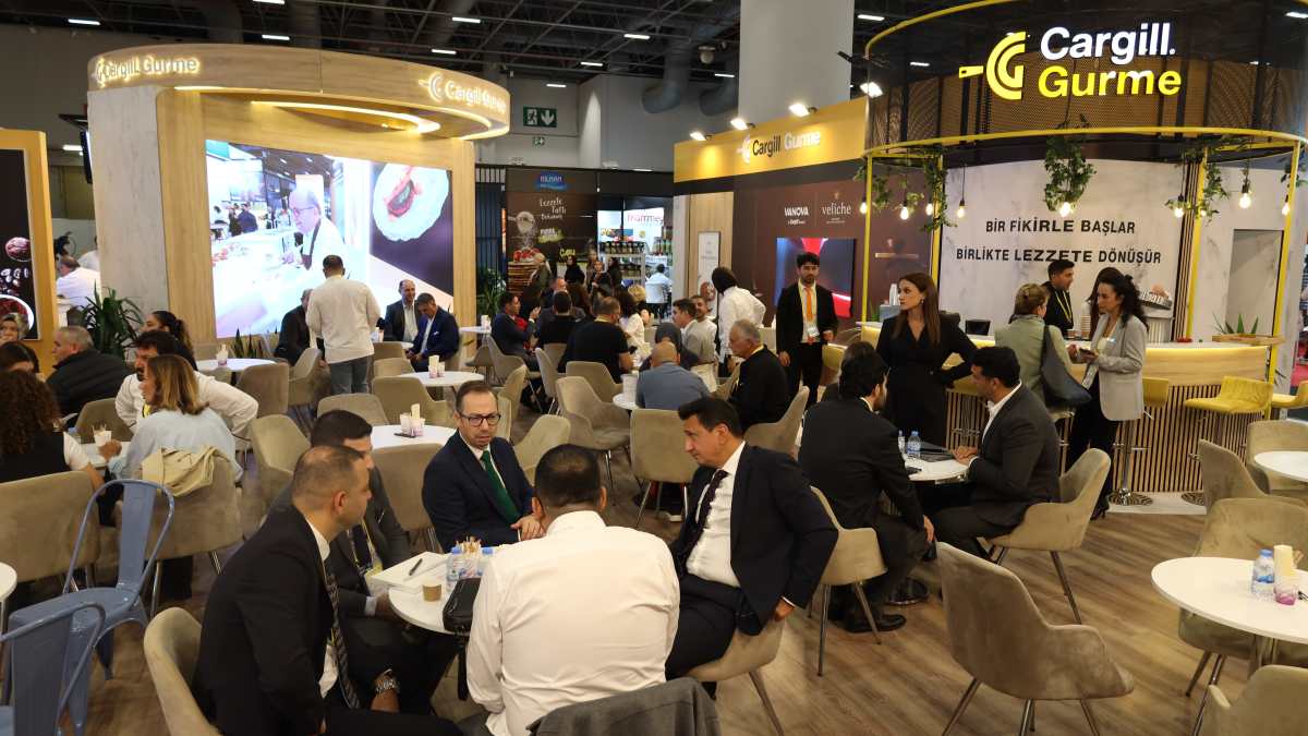 Trade show attendees meeting and networking at the Cargill Gurme booth.