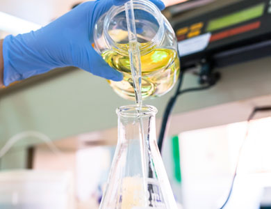 Teste de amostra de óleo em laboratório de Mairinque (SP).