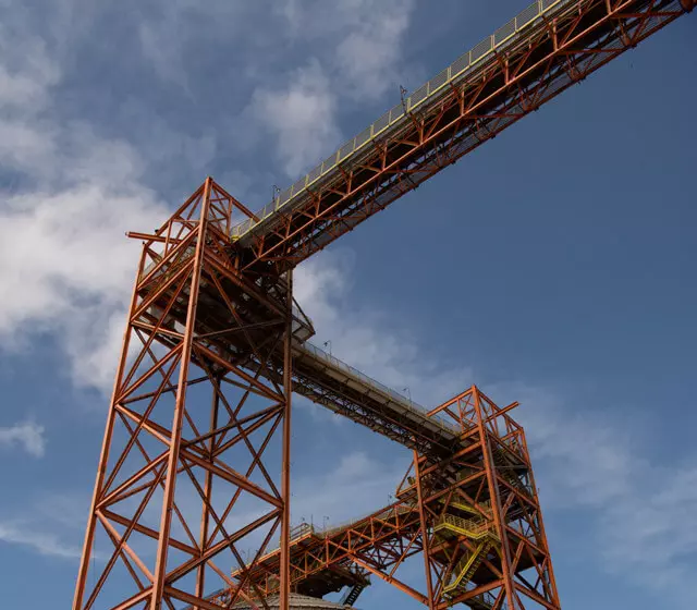 Foto de silo de armazenamento de grãos, destacando grandes estruturas metálicas dos elevadores de cereais
